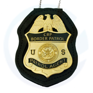 Aangepaste gepersonaliseerde kwaliteit zinklegering metalen badge met lederen ketenketen Crafts Awards Belt Security Gold Police Soldaat Algemene militaire revers Badges
