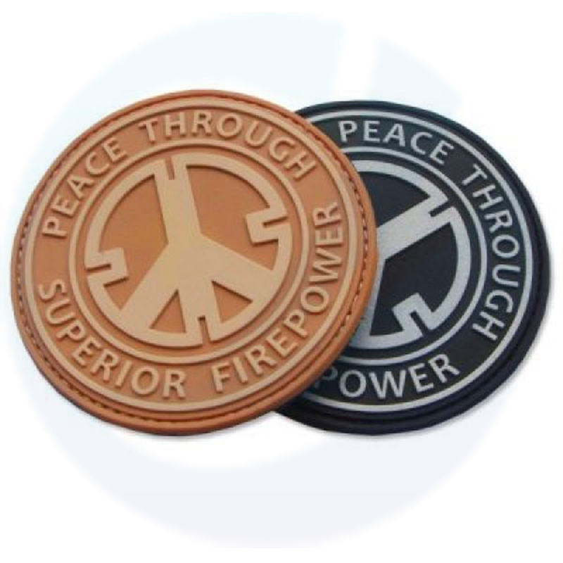 Hoed PVC Patches Aangepast Logo Warmte Pers naaiij ijzer op reliëf rubberen badges Siliconen zachte 2D 3D rubber PVC -patch voor kleding