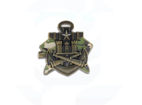 Wat is het verschil tussen een militaire kwalificatiebadge en een militaire politie -badge?